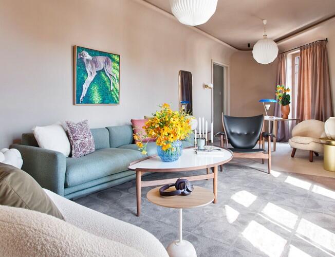 Mesa decorada con velas, floreros y una bandeja con frutas