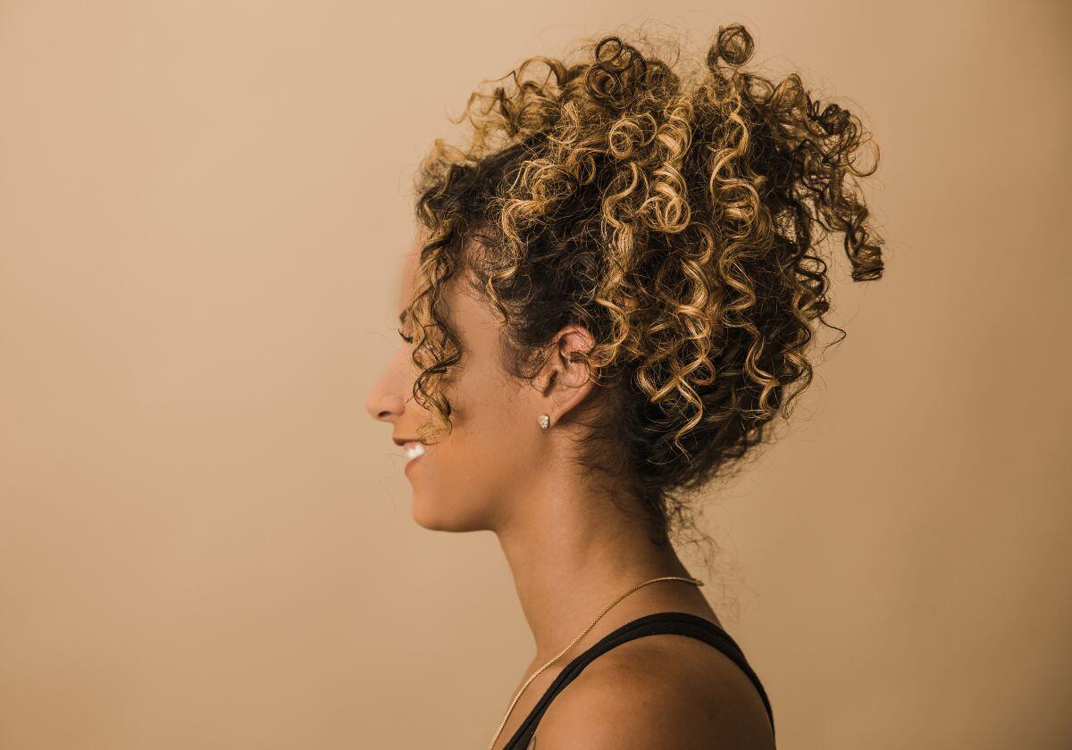 3 peinados para pelo rizado que puedes hacer en menos de 5 minutos
